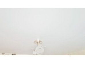 Монтаж потолка на кухне 7 м2 с использованием пленки VIPCEILING серии MONLANGE M9001 (2.60)