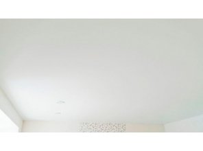Монтаж потолка в гостиной 18 м2 с использованием пленки VIPCEILING серии MONLANGE M9001 (3.25)