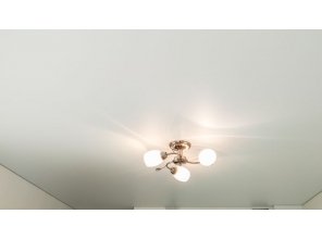 Монтаж потолка на кухне 10 м2 с использованием пленки VIPCEILING серии MONLANGE M9001 (3.25)