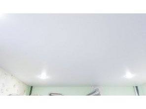 Монтаж потолка на кухне 10 м2 с использованием пленки VIPCEILING серии MONLANGE M9001 (3.25)