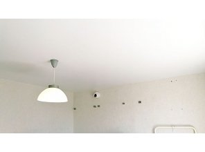 Монтаж потолка на кухне 7 м2 с использованием пленки VIPCEILING серии MONLANGE S9020 (2.60)