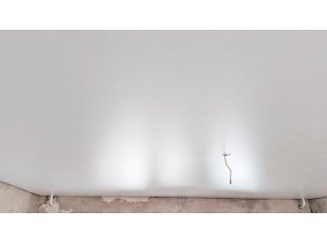 Монтаж потолка в гостиной 18 м2 с использованием пленки VIPCEILING серии MONLANGE S9020 (3.25)