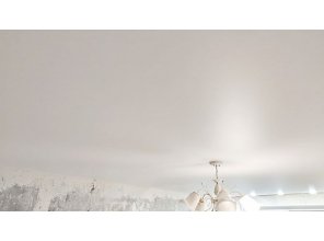 Монтаж потолка для зала 16 м2 с использованием пленки VIPCEILING серии MONLANGE M9001 (3.25)