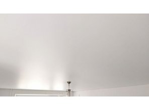 Монтаж потолка в гостиной 18 м2 с использованием пленки VIPCEILING серии MONLANGE S9020 (3.25)