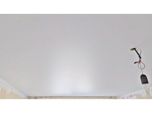 Монтаж потолка в спальне 14 м2 с использованием пленки VIPCEILING серии MONLANGE M9001 (2.60)