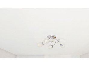 Монтаж потолка в спальне 14 м2 с использованием пленки VIPCEILING серии MONLANGE M9001 (3.25)