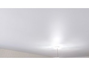 Монтаж потолка в гостиной 17 м2 с использованием пленки VIPCEILING серии MONLANGE M9001 (3.80)