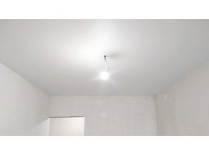 Монтаж потолка в спальне 13 м2 с использованием пленки VIPCEILING серии MONLANGE M9001 (3.25)