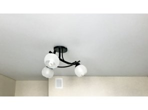 Монтаж потолка на кухне 8 м2 с использованием пленки VIPCEILING серии MONLANGE M9001 (3.25)