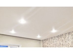 Монтаж потолка в спальне 11 м2 с использованием пленки VIPCEILING серии MONLANGE M9001 (3.25)