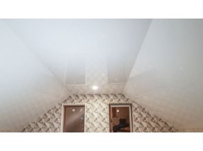 Монтаж потолка в деревянном доме 45 м2 с использованием пленки VIPCEILING серии MONLANGE L9001 (2.15)