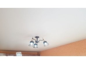 Монтаж потолка в гостиной 17 м2 с использованием пленки VIPCEILING серии MONLANGE S9020 (3.25)