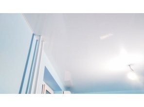 Монтаж потолка на кухне 17 м2 с использованием пленки VIPCEILING серии MONLANGE L9001 (3.80)