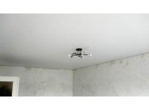 Монтаж потолка в гостиной 17 м2 с использованием пленки VIPCEILING серии MONLANGE M9001 (3.25)