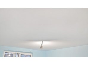 Монтаж потолка в спальне 13 м2 с использованием пленки VIPCEILING серии MONLANGE M9001 (3.50)