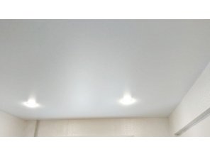 Монтаж потолка на кухне 8 м2 с использованием пленки VIPCEILING серии MONLANGE M9001 (2.60)