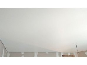 Монтаж потолка в спальне 13 м2 с использованием пленки VIPCEILING серии MONLANGE M9001 (3.80)