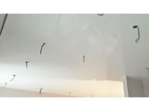 Монтаж потолка в квартире 34 м2 с использованием пленки VIPCEILING серии MONLANGE L9001 (5.45)