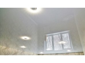 Монтаж потолка в спальне 15 м2 с использованием пленки VIPCEILING серии MONLANGE L9001 (3.25)