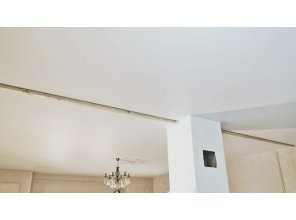 Монтаж потолка в деревянном доме 50 м2 с использованием пленки VIPCEILING серии MONLANGE M9001 (4.90)