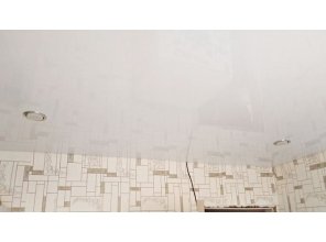 Монтаж потолка на кухне 6 м2 с использованием пленки VIPCEILING серии MONLANGE L9001 (2.60)