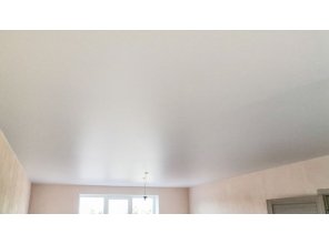 Монтаж потолка в гостиной 34 м2 с использованием пленки VIPCEILING серии MONLANGE M9001 (4.35)