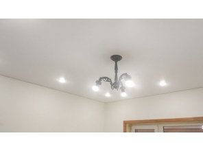 Монтаж потолка в спальне 15 м2 с использованием пленки VIPCEILING серии MONLANGE M9001 (3.50)