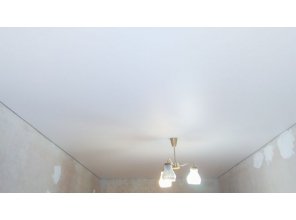 Монтаж потолка в спальне 13 м2 с использованием пленки VIPCEILING серии MONLANGE M9001 (2.60)