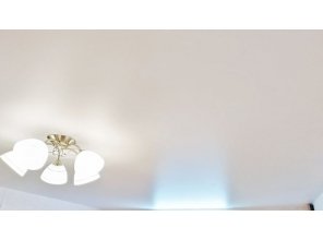 Монтаж потолка в гостиной 17 м2 с использованием пленки VIPCEILING серии MONLANGE M9001 (3.25)