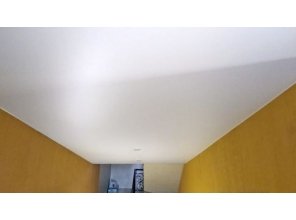 Монтаж потолка в деревянном доме 24 м2 с использованием пленки VIPCEILING серии MONLANGE M9001 (4.90)