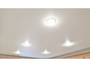 Монтаж потолка на кухне 9 м2 с использованием пленки VIPCEILING серии MONLANGE M9001 (2.15)