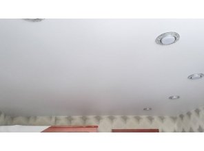 Монтаж потолка в спальне 13 м2 с использованием пленки VIPCEILING серии MONLANGE M9001 (3.25)