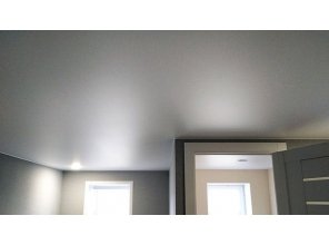 Монтаж потолка в квартире 48 м2 с использованием пленки VIPCEILING серии MONLANGE M9001 (3.80)