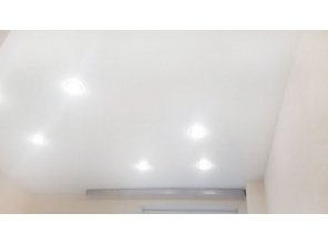 Монтаж потолка на кухне 10 м2 с использованием пленки VIPCEILING серии MONLANGE M9001 (3.50)