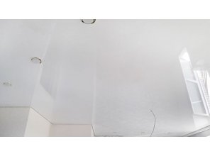 Монтаж потолка в квартире 21 м2 с использованием пленки VIPCEILING серии MONLANGE L9001 (5.40)