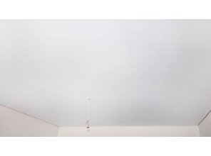 Монтаж потолка в гостиной 20 м2 с использованием пленки VIPCEILING серии MONLANGE M9001 (5.40)