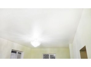 Монтаж потолка в гостиной 33 м2 с использованием пленки VIPCEILING серии MONLANGE S9020 (5.40)