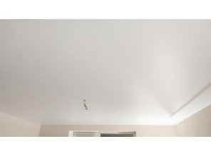 Монтаж потолка в гостиной 19 м2 с использованием пленки VIPCEILING серии MONLANGE M9001 (4.00)
