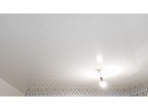 Монтаж потолка в гостиной 14 м2 с использованием пленки VIPCEILING серии MONLANGE L9001 (3.50)