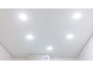 Монтаж потолка на кухне 10 м2 с использованием пленки VIPCEILING серии MONLANGE M9001 (3.25)