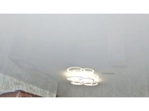 Монтаж потолка в гостиной 19 м2 с использованием пленки VIPCEILING серии MONLANGE L9001 (4.90)