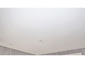 Монтаж потолка на кухне 10 м2 с использованием пленки VIPCEILING серии MONLANGE M9001 (2.60)