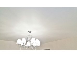 Монтаж потолка в гостиной 18 м2 с использованием пленки VIPCEILING серии MONLANGE M9001 (4.35)