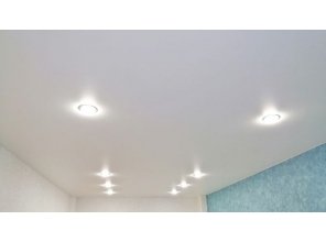 Монтаж потолка в гостиной 18 м2 с использованием пленки VIPCEILING серии MONLANGE S9020 (3.25)