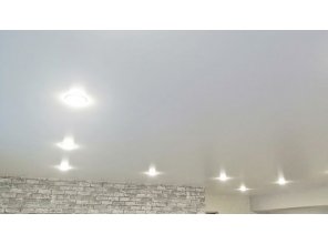 Монтаж потолка в деревянном доме 28 м2 с использованием пленки VIPCEILING серии MONLANGE S9020 (5.45)