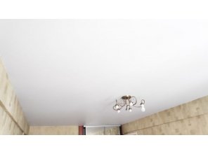 Монтаж потолка в гостиной 16 м2 с использованием пленки VIPCEILING серии MONLANGE M9001 (3.25)