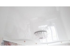 Монтаж потолка в спальне 13 м2 с использованием пленки VIPCEILING серии MONLANGE L9001 (3.25)