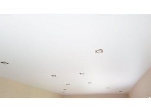 Монтаж потолка в деревянном доме 30 м2 с использованием пленки VIPCEILING серии MONLANGE M9001 (3.50)