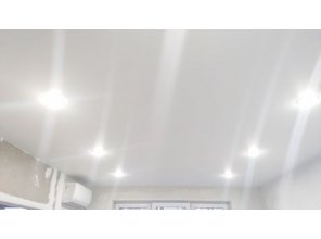 Монтаж потолка в гостиной 15 м2 с использованием пленки VIPCEILING серии MONLANGE M9001 (3.25)