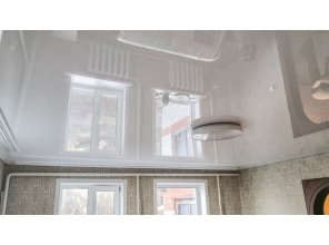 Монтаж потолка в гостиной 19 м2 с использованием пленки VIPCEILING серии MONLANGE L9001 (4.00)